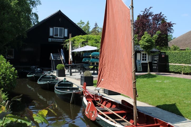 Boot huren Giethoorn, punter in gracht